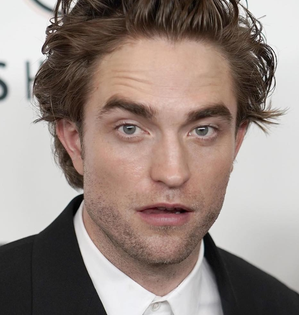 Robert Pattinson fell asleep with knives after watching a horror movie | Robert Pattinson fell asleep with knives after watching a horror movie Robert Pattinson fell asleep with knives after watching a horror movie | Robert Pattinson fell asleep with knives after watching a horror movie
