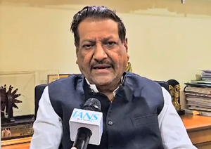 84 days after assault: Chavan slams Fadnavis govt over delay in action on Sarpanch’s killers | 84 days after assault: Chavan slams Fadnavis govt over delay in action on Sarpanch’s killers 84 days after assault: Chavan slams Fadnavis govt over delay in action on Sarpanch’s killers | 84 days after assault: Chavan slams Fadnavis govt over delay in action on Sarpanch’s killers