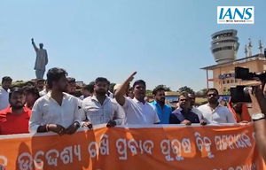 BJD workers damaged Biju Patnaik’s statue, claims BJP | BJD workers damaged Biju Patnaik’s statue, claims BJP BJD workers damaged Biju Patnaik’s statue, claims BJP | BJD workers damaged Biju Patnaik’s statue, claims BJP