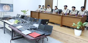 Cyber fraud racket busted at Hyderabad, 63 working at fake call centre held | Cyber fraud racket busted at Hyderabad, 63 working at fake call centre held Cyber fraud racket busted at Hyderabad, 63 working at fake call centre held | Cyber fraud racket busted at Hyderabad, 63 working at fake call centre held