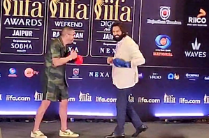 Kartik Aaryan goes up against world-famous boxer Anthony Pettis during IIFA 2025 | Kartik Aaryan goes up against world-famous boxer Anthony Pettis during IIFA 2025