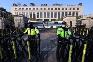 South Korea: 1 in 10 police officers to be deployed on day of Yoon's impeachment ruling | South Korea: 1 in 10 police officers to be deployed on day of Yoon's impeachment ruling South Korea: 1 in 10 police officers to be deployed on day of Yoon's impeachment ruling | South Korea: 1 in 10 police officers to be deployed on day of Yoon's impeachment ruling