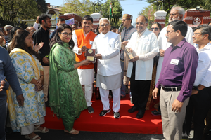 MP Governor Mangubhai Patel honours kin of organ donors | MP Governor Mangubhai Patel honours kin of organ donors MP Governor Mangubhai Patel honours kin of organ donors | MP Governor Mangubhai Patel honours kin of organ donors