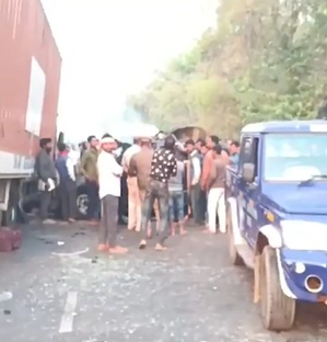 Five killed in UP as truck hits car, CM Yogi expresses grief | Five killed in UP as truck hits car, CM Yogi expresses grief Five killed in UP as truck hits car, CM Yogi expresses grief | Five killed in UP as truck hits car, CM Yogi expresses grief