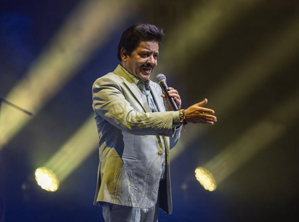 Udit Narayan takes a dig at himself over his viral kiss with a fan | Udit Narayan takes a dig at himself over his viral kiss with a fan Udit Narayan takes a dig at himself over his viral kiss with a fan | Udit Narayan takes a dig at himself over his viral kiss with a fan