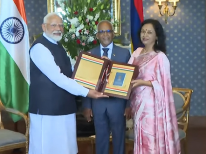 PM Modi hands over OCI cards to Mauritius President, First Lady | PM Modi hands over OCI cards to Mauritius President, First Lady PM Modi hands over OCI cards to Mauritius President, First Lady | PM Modi hands over OCI cards to Mauritius President, First Lady