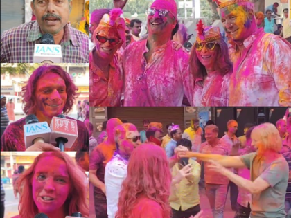 Foreign tourists join Holi festivities in Varanasi | Foreign tourists join Holi festivities in Varanasi Foreign tourists join Holi festivities in Varanasi | Foreign tourists join Holi festivities in Varanasi
