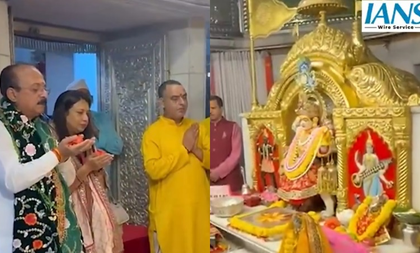 Delhi Minister offers prayers at Jhandewalan temple, extends Holi wishes | Delhi Minister offers prayers at Jhandewalan temple, extends Holi wishes Delhi Minister offers prayers at Jhandewalan temple, extends Holi wishes | Delhi Minister offers prayers at Jhandewalan temple, extends Holi wishes