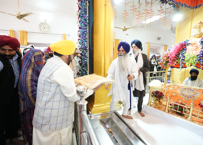 Punjab CM pays obeisance at Takht Keshgarh Sahib, prays for peace | Punjab CM pays obeisance at Takht Keshgarh Sahib, prays for peace Punjab CM pays obeisance at Takht Keshgarh Sahib, prays for peace | Punjab CM pays obeisance at Takht Keshgarh Sahib, prays for peace