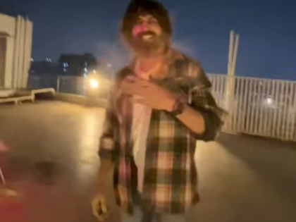 Kartik Aaryan's Holi celebration has a 'Bhool Bhulaiyaa' reference | Kartik Aaryan's Holi celebration has a 'Bhool Bhulaiyaa' reference Kartik Aaryan's Holi celebration has a 'Bhool Bhulaiyaa' reference | Kartik Aaryan's Holi celebration has a 'Bhool Bhulaiyaa' reference