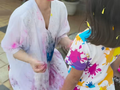 Soha Ali Khan celebrates Holi with husband Kunal, and daughter Inaaya | Soha Ali Khan celebrates Holi with husband Kunal, and daughter Inaaya Soha Ali Khan celebrates Holi with husband Kunal, and daughter Inaaya | Soha Ali Khan celebrates Holi with husband Kunal, and daughter Inaaya