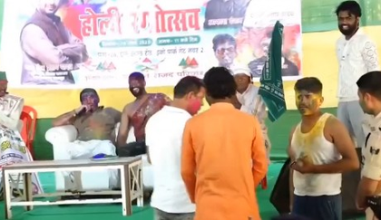 Tej Pratap Yadav asks policeman to dance during Holi, sparks controversy | Tej Pratap Yadav asks policeman to dance during Holi, sparks controversy Tej Pratap Yadav asks policeman to dance during Holi, sparks controversy | Tej Pratap Yadav asks policeman to dance during Holi, sparks controversy