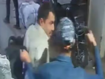 Angadia trader robbed of Rs 80 lakh at gunpoint at Delhi's Lahori gate | Angadia trader robbed of Rs 80 lakh at gunpoint at Delhi's Lahori gate Angadia trader robbed of Rs 80 lakh at gunpoint at Delhi's Lahori gate | Angadia trader robbed of Rs 80 lakh at gunpoint at Delhi's Lahori gate