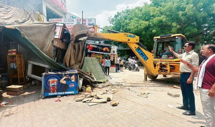 Encroachments from roads in Gurugram to be cleared within 10 days | Encroachments from roads in Gurugram to be cleared within 10 days Encroachments from roads in Gurugram to be cleared within 10 days | Encroachments from roads in Gurugram to be cleared within 10 days