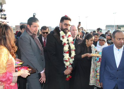 Abhishek Bachchan receives warm welcome in Dublin, gets huge support to promote ETPL | Abhishek Bachchan receives warm welcome in Dublin, gets huge support to promote ETPL Abhishek Bachchan receives warm welcome in Dublin, gets huge support to promote ETPL | Abhishek Bachchan receives warm welcome in Dublin, gets huge support to promote ETPL