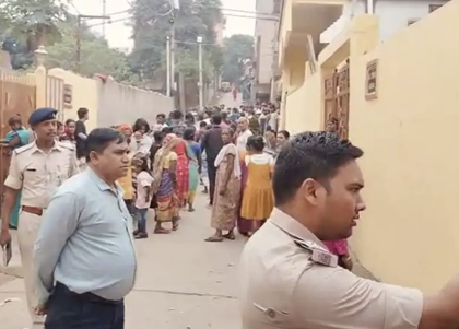 Man's blood-soaked body found in classroom of govt school in Jamshedpur | Man's blood-soaked body found in classroom of govt school in Jamshedpur Man's blood-soaked body found in classroom of govt school in Jamshedpur | Man's blood-soaked body found in classroom of govt school in Jamshedpur