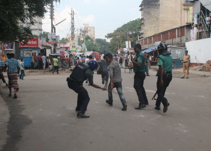 Bangladesh: Thousands of workers block highway amid factory closure, non-payment of dues | Bangladesh: Thousands of workers block highway amid factory closure, non-payment of dues