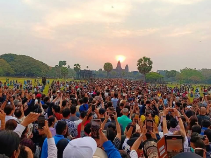 Tourists gather at Cambodia's Angkor Wat to watch equinox sunrise | Tourists gather at Cambodia's Angkor Wat to watch equinox sunrise