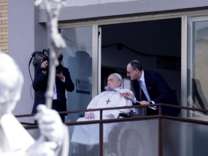 Pope Francis appears at hospital window to render blessing, discharged | Pope Francis appears at hospital window to render blessing, discharged Pope Francis appears at hospital window to render blessing, discharged | Pope Francis appears at hospital window to render blessing, discharged
