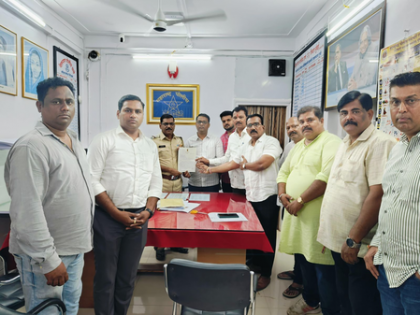 Shiv Sena MLA files complaint against Kunal Kamra at Mumbai police station | Shiv Sena MLA files complaint against Kunal Kamra at Mumbai police station Shiv Sena MLA files complaint against Kunal Kamra at Mumbai police station | Shiv Sena MLA files complaint against Kunal Kamra at Mumbai police station