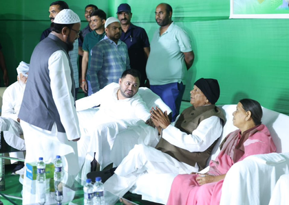 Lalu Prasad Yadav hosts Iftar party amid questions on Mahagathbandhan unity | Lalu Prasad Yadav hosts Iftar party amid questions on Mahagathbandhan unity Lalu Prasad Yadav hosts Iftar party amid questions on Mahagathbandhan unity | Lalu Prasad Yadav hosts Iftar party amid questions on Mahagathbandhan unity