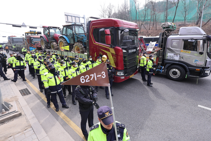 South Korea: Anti-Yoon farmers stage rally with tractor-laden trucks | South Korea: Anti-Yoon farmers stage rally with tractor-laden trucks South Korea: Anti-Yoon farmers stage rally with tractor-laden trucks | South Korea: Anti-Yoon farmers stage rally with tractor-laden trucks