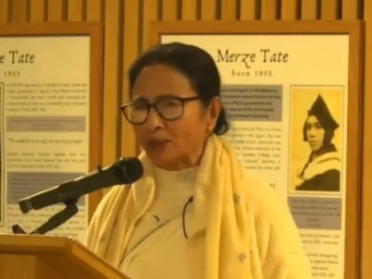 Mamata Banerjee heckled by group of protesting students during speech at Oxford University event | Mamata Banerjee heckled by group of protesting students during speech at Oxford University event Mamata Banerjee heckled by group of protesting students during speech at Oxford University event | Mamata Banerjee heckled by group of protesting students during speech at Oxford University event