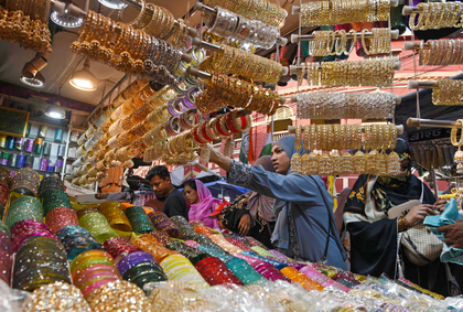 Eid shopping picks up in J&K's Srinagar, other places | Eid shopping picks up in J&K's Srinagar, other places Eid shopping picks up in J&K's Srinagar, other places | Eid shopping picks up in J&K's Srinagar, other places