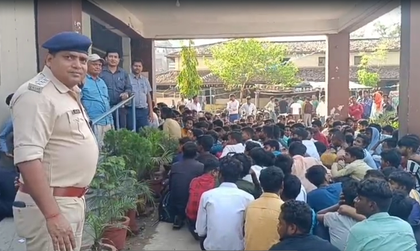 Bihar: 400 youths rescued from private company in East Champaran | Bihar: 400 youths rescued from private company in East Champaran Bihar: 400 youths rescued from private company in East Champaran | Bihar: 400 youths rescued from private company in East Champaran