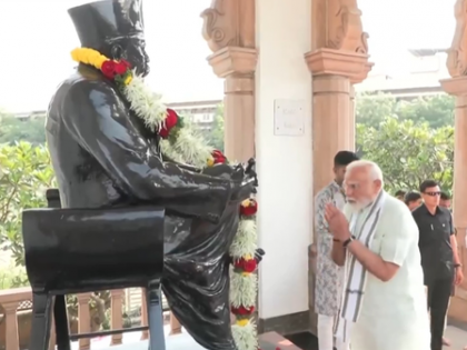 PM Modi pays floral tribute to RSS founder KB Hedgewar in Nagpur | PM Modi pays floral tribute to RSS founder KB Hedgewar in Nagpur PM Modi pays floral tribute to RSS founder KB Hedgewar in Nagpur | PM Modi pays floral tribute to RSS founder KB Hedgewar in Nagpur
