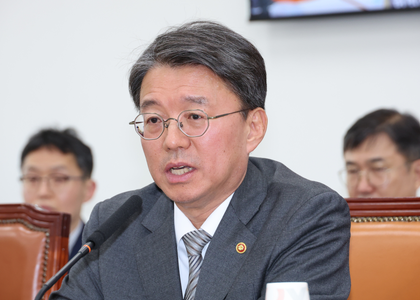 South Korean Constitutional Court justices reviewing Yoon's impeachment case with 'extra care': Court official | South Korean Constitutional Court justices reviewing Yoon's impeachment case with 'extra care': Court official South Korean Constitutional Court justices reviewing Yoon's impeachment case with 'extra care': Court official | South Korean Constitutional Court justices reviewing Yoon's impeachment case with 'extra care': Court official