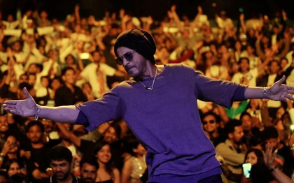 Shah Rukh Khan wishes everyone a day full of 'hugs, biryani, & warmth' this Eid | Shah Rukh Khan wishes everyone a day full of 'hugs, biryani, & warmth' this Eid Shah Rukh Khan wishes everyone a day full of 'hugs, biryani, & warmth' this Eid | Shah Rukh Khan wishes everyone a day full of 'hugs, biryani, & warmth' this Eid