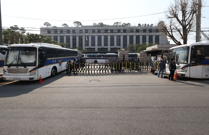US Embassy advises citizens in South Korea to avoid large gatherings ahead of Yoon's impeachment verdict | US Embassy advises citizens in South Korea to avoid large gatherings ahead of Yoon's impeachment verdict US Embassy advises citizens in South Korea to avoid large gatherings ahead of Yoon's impeachment verdict | US Embassy advises citizens in South Korea to avoid large gatherings ahead of Yoon's impeachment verdict