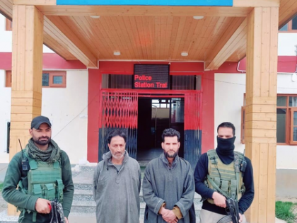 Two imposters posing as police officers arrested in Kashmir | Two imposters posing as police officers arrested in Kashmir Two imposters posing as police officers arrested in Kashmir | Two imposters posing as police officers arrested in Kashmir