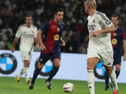 Alert security officials stop fans from invading Real Madrid Leyendas vs FC Barcelona Legends clash | Alert security officials stop fans from invading Real Madrid Leyendas vs FC Barcelona Legends clash Alert security officials stop fans from invading Real Madrid Leyendas vs FC Barcelona Legends clash | Alert security officials stop fans from invading Real Madrid Leyendas vs FC Barcelona Legends clash