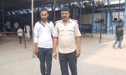 Six cops including woman officer injured in mob attack during raid in Bihar’s Rohtas | Six cops including woman officer injured in mob attack during raid in Bihar’s Rohtas Six cops including woman officer injured in mob attack during raid in Bihar’s Rohtas | Six cops including woman officer injured in mob attack during raid in Bihar’s Rohtas