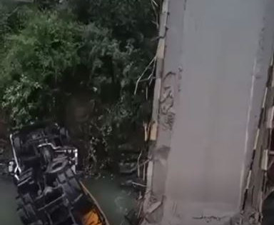 Bridge collapses in Kullu, sand-laden truck plunges into river | Bridge collapses in Kullu, sand-laden truck plunges into river