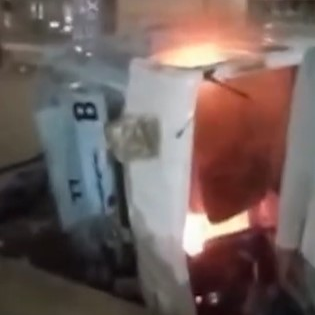 Violent mob torches water tanker in retaliation of hit-and-run in Karachi | Violent mob torches water tanker in retaliation of hit-and-run in Karachi Violent mob torches water tanker in retaliation of hit-and-run in Karachi | Violent mob torches water tanker in retaliation of hit-and-run in Karachi