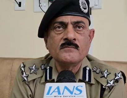Stones, burning bottles were thrown at us: BSF DIG on Murshidabad violence | Stones, burning bottles were thrown at us: BSF DIG on Murshidabad violence Stones, burning bottles were thrown at us: BSF DIG on Murshidabad violence | Stones, burning bottles were thrown at us: BSF DIG on Murshidabad violence