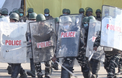 'Communal' tension in MP village, heavy police force deployed | 'Communal' tension in MP village, heavy police force deployed 'Communal' tension in MP village, heavy police force deployed | 'Communal' tension in MP village, heavy police force deployed