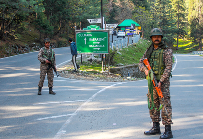 Kashmir's Gulmarg resort shuts for tourists due to proximity to LoC | Kashmir's Gulmarg resort shuts for tourists due to proximity to LoC Kashmir's Gulmarg resort shuts for tourists due to proximity to LoC | Kashmir's Gulmarg resort shuts for tourists due to proximity to LoC