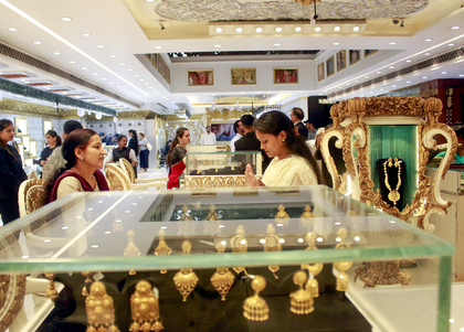 Gold prices drop sharply by Rs 2,375 per 10 grams; silver also falls | Gold prices drop sharply by Rs 2,375 per 10 grams; silver also falls Gold prices drop sharply by Rs 2,375 per 10 grams; silver also falls | Gold prices drop sharply by Rs 2,375 per 10 grams; silver also falls