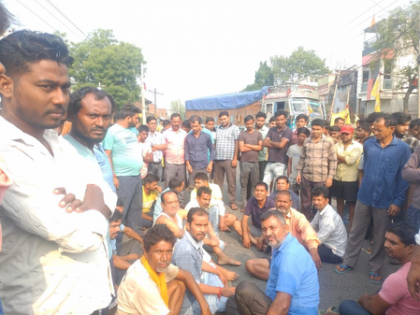 Youth’s murder triggers massive protest in Jharkhand’s Bokaro, highway blocked for hours | Youth’s murder triggers massive protest in Jharkhand’s Bokaro, highway blocked for hours Youth’s murder triggers massive protest in Jharkhand’s Bokaro, highway blocked for hours | Youth’s murder triggers massive protest in Jharkhand’s Bokaro, highway blocked for hours