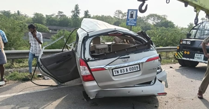 Three from TN killed in K'taka as car hits road divider after tyre burst | Three from TN killed in K'taka as car hits road divider after tyre burst Three from TN killed in K'taka as car hits road divider after tyre burst | Three from TN killed in K'taka as car hits road divider after tyre burst