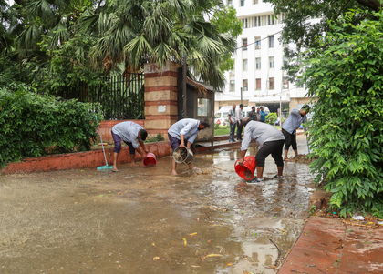 Delhi squall: NDMC command centre handles 61 complaints of fallen trees, waterlogging | Delhi squall: NDMC command centre handles 61 complaints of fallen trees, waterlogging Delhi squall: NDMC command centre handles 61 complaints of fallen trees, waterlogging | Delhi squall: NDMC command centre handles 61 complaints of fallen trees, waterlogging