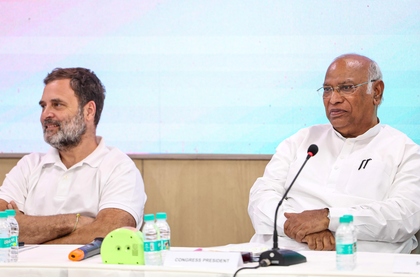 CWC meet: Kharge hails Rahul for 'forcing' govt to take U-turn on caste census | CWC meet: Kharge hails Rahul for 'forcing' govt to take U-turn on caste census CWC meet: Kharge hails Rahul for 'forcing' govt to take U-turn on caste census | CWC meet: Kharge hails Rahul for 'forcing' govt to take U-turn on caste census