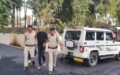 'Fake doctor' posing as US cardiologist N John Camm presented in Chhattisgarh court | 'Fake doctor' posing as US cardiologist N John Camm presented in Chhattisgarh court 'Fake doctor' posing as US cardiologist N John Camm presented in Chhattisgarh court | 'Fake doctor' posing as US cardiologist N John Camm presented in Chhattisgarh court