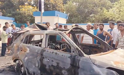Driver charred to death after LPG cylinder bursts in car in Jamshedpur | Driver charred to death after LPG cylinder bursts in car in Jamshedpur Driver charred to death after LPG cylinder bursts in car in Jamshedpur | Driver charred to death after LPG cylinder bursts in car in Jamshedpur
