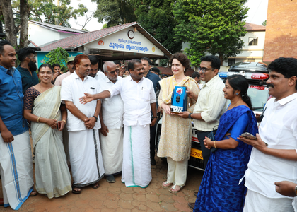 Kerala: Priyanka Gandhi hands over keys of ambulance to Forest Dept | Kerala: Priyanka Gandhi hands over keys of ambulance to Forest Dept Kerala: Priyanka Gandhi hands over keys of ambulance to Forest Dept | Kerala: Priyanka Gandhi hands over keys of ambulance to Forest Dept