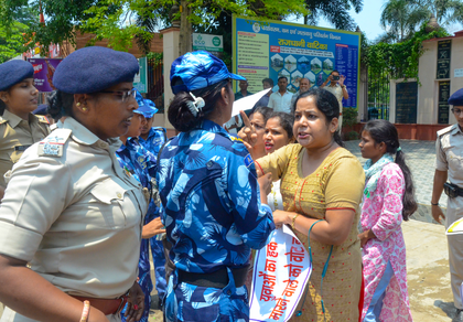 Police resort to lathi-charge as BPSC aspirants attempt to enter prohibited zone in Patna | Police resort to lathi-charge as BPSC aspirants attempt to enter prohibited zone in Patna Police resort to lathi-charge as BPSC aspirants attempt to enter prohibited zone in Patna | Police resort to lathi-charge as BPSC aspirants attempt to enter prohibited zone in Patna